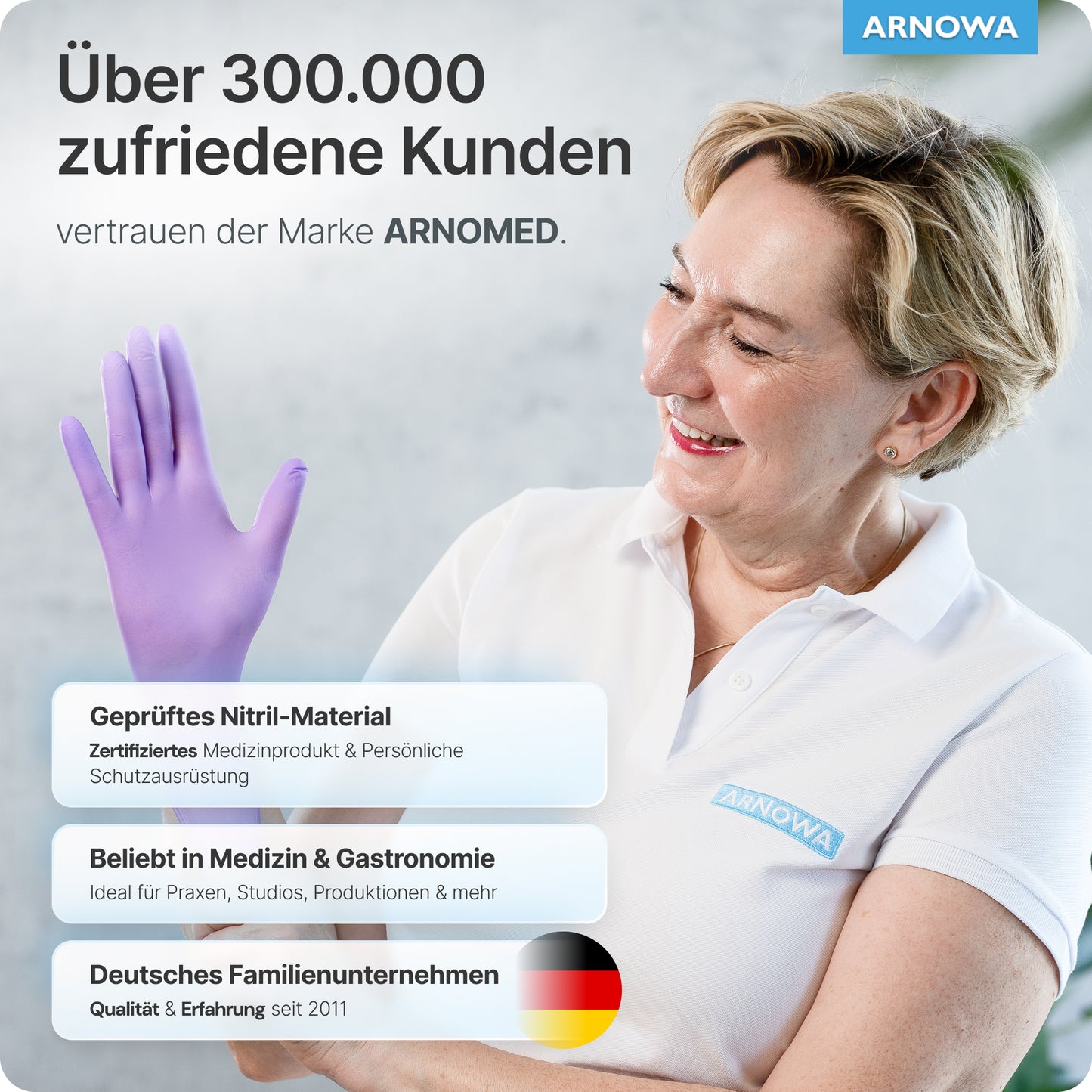 Une femme souriante en chemise blanche et portant des gants jetables ARNOMED NITRIL LAVENDER VIOLET de ARNOWA GmbH se tient à côté d'un texte sur les clients satisfaits, les gants médicaux certifiés sans poudre, l'utilisation en médecine et en gastronomie, et la qualité d'entreprise allemande.