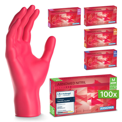 Un gant réaliste en nitrile rose se tient debout à côté de cinq boîtes de gants jetables ARNOMED NITRIL LAVA RED en nitrile rouge de la société ARNOWA GmbH dans les tailles XS, S, M, L et XL ; la boîte du milieu est munie d'une étiquette de 100.