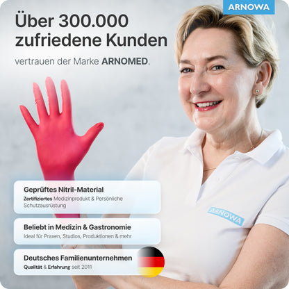 Une femme souriante aux cheveux blonds courts porte un t-shirt blanc avec le logo de la société ARNOWA GmbH et tient sa main droite dans un gant jetable ARNOMED NITRIL LAVA RED. Sur la gauche apparaissent des informations sur le produit et l'entreprise.