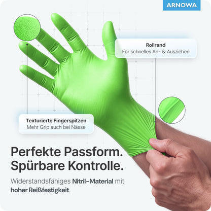 Une main met des gants jetables ARNOMED NITRIL LIME GREEN en nitrile vert citron de ARNOWA GmbH. Le texte souligne les bouts des doigts texturés pour une meilleure adhérence, la manchette roulée pour une manipulation facile, le matériau sans latex, l'ajustement parfait et la résistance à la déchirure. Marque en haut à droite.