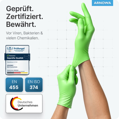 Une personne porte des gants jetables ARNOMED NITRIL LIME GREEN en nitrile de ARNOWA GmbH - vert citron, sans latex, certifiés selon EN 455 et EN ISO 374, protègent contre les virus, bactéries et produits chimiques.