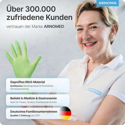 Une femme souriante en polo blanc ARNOWA met des gants jetables ARNOMED NITRIL LIME GREEN en nitrile vert citron. Certifiés sans latex, idéaux pour la médecine et la gastronomie de l'entreprise allemande ARNOWA GmbH - satisfaction garantie.