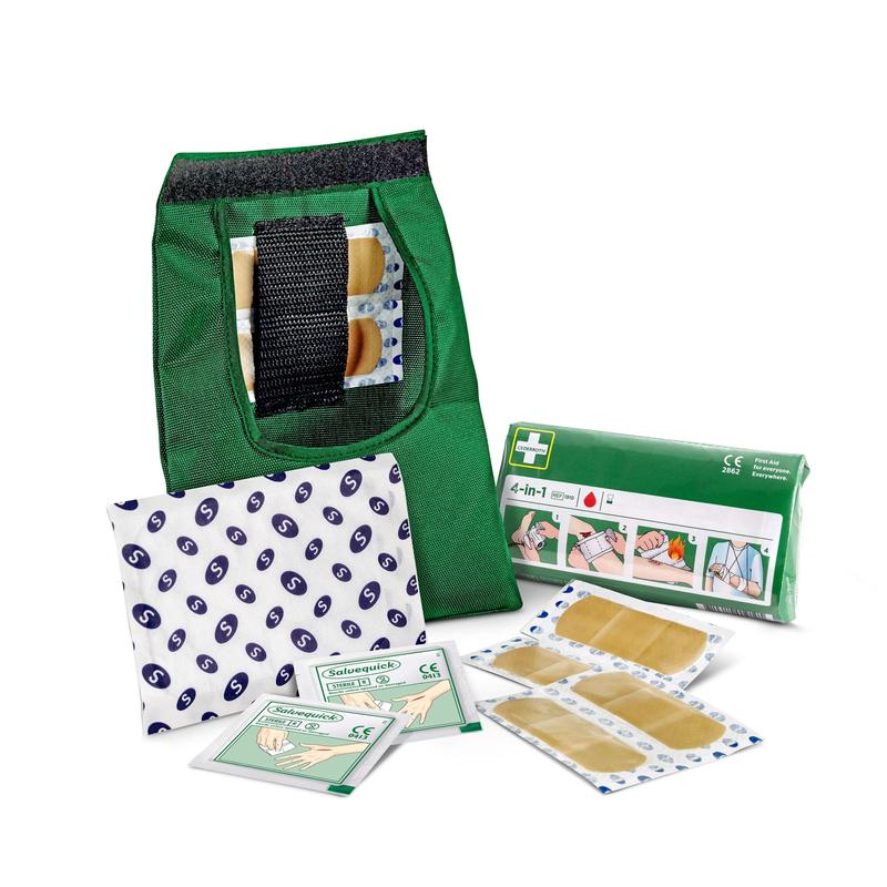 Le kit de premiers secours Orkla Wound Care AB SMALL (1 pièce) contient des bandages, des pansements, des lingettes antiseptiques et un guide illustré dans une trousse d'urgence verte compacte sur fond blanc.