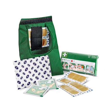 Le kit de premiers secours Orkla Wound Care AB SMALL (1 pièce) contient des bandages, des pansements, des lingettes antiseptiques et un guide illustré dans une trousse d'urgence verte compacte sur fond blanc.