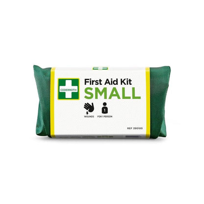Un kit de premiers secours SMALL vert de Orkla Wound Care AB, idéal pour les urgences et les individus, adapté aux soins des plaies. L'emballage affiche le logo, le texte et les symboles. Contient 1 pièce.