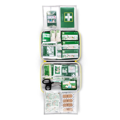 La trousse de premiers secours GROSS (1 pièce) d'Orkla Wound Care AB contient des compartiments étiquetés avec des bandages, de la gaze, des rubans adhésifs, des ciseaux, des lingettes antiseptiques, des gants, des pansements et une fiche de premiers secours pour les urgences.