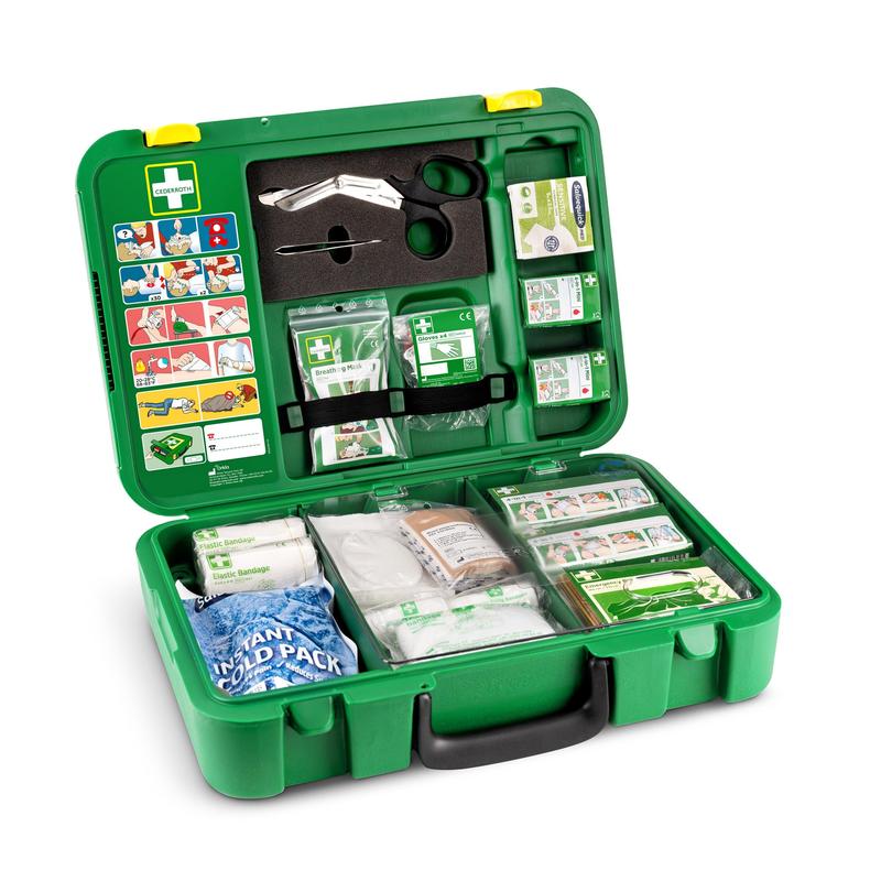 Une trousse de premiers secours verte Orkla Wound Care AB DIN ouverte | Le paquet (1 pièce) contient des bandages, de la gaze, des lingettes antiseptiques, des ciseaux, un sachet de froid instantané, du ruban adhésif, des gants et un guide de premiers secours dans le couvercle.