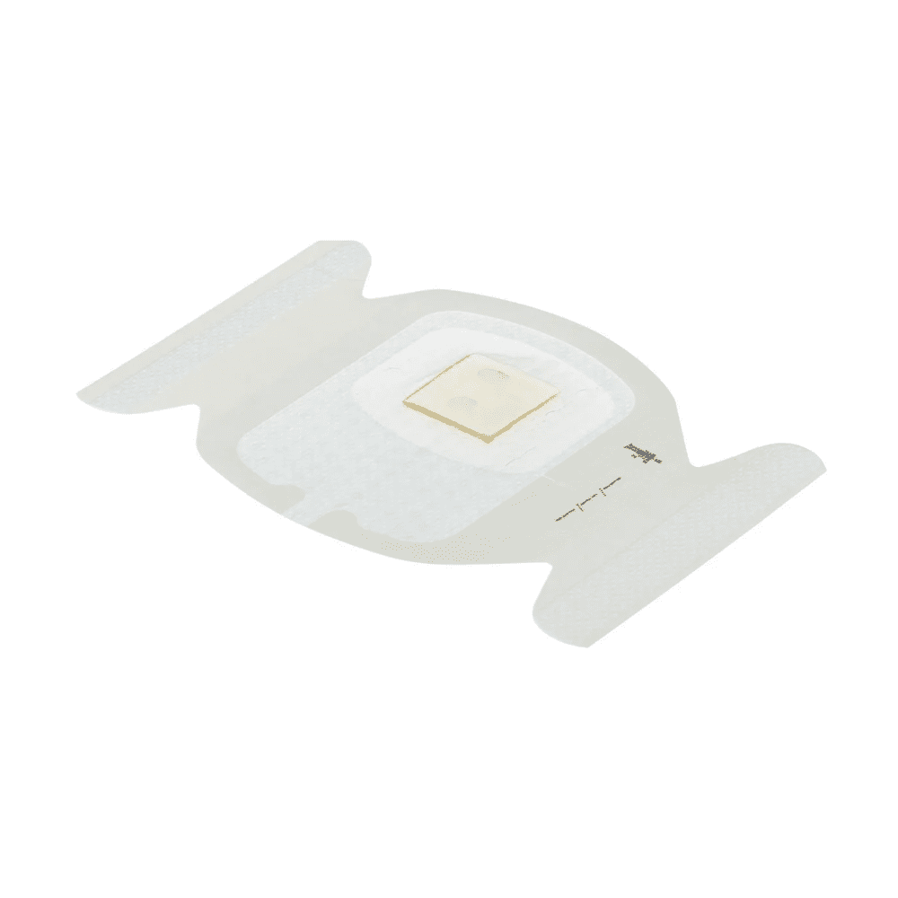 Le 3M Tegaderm CHG Pansement de fixation I.V. au gluconate de chlorhexidine (7 x 8,5 cm) de Solventum Germany GmbH est un pansement antimicrobien transparent avec un coussinet central blanc et un capteur sur un fond blanc simple, conçu pour aider à réduire les infections liées aux cathéters.
