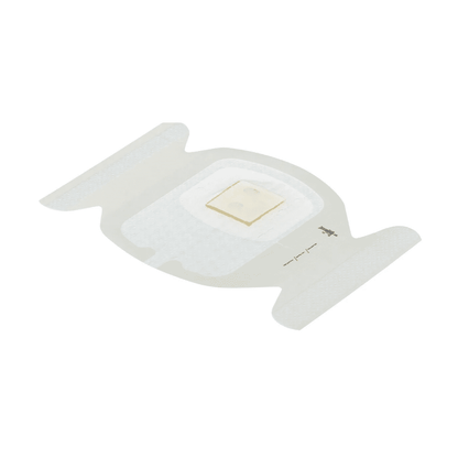 Le 3M Tegaderm CHG Pansement de fixation I.V. au gluconate de chlorhexidine (7 x 8,5 cm) de Solventum Germany GmbH est un pansement antimicrobien transparent avec un coussinet central blanc et un capteur sur un fond blanc simple, conçu pour aider à réduire les infections liées aux cathéters.