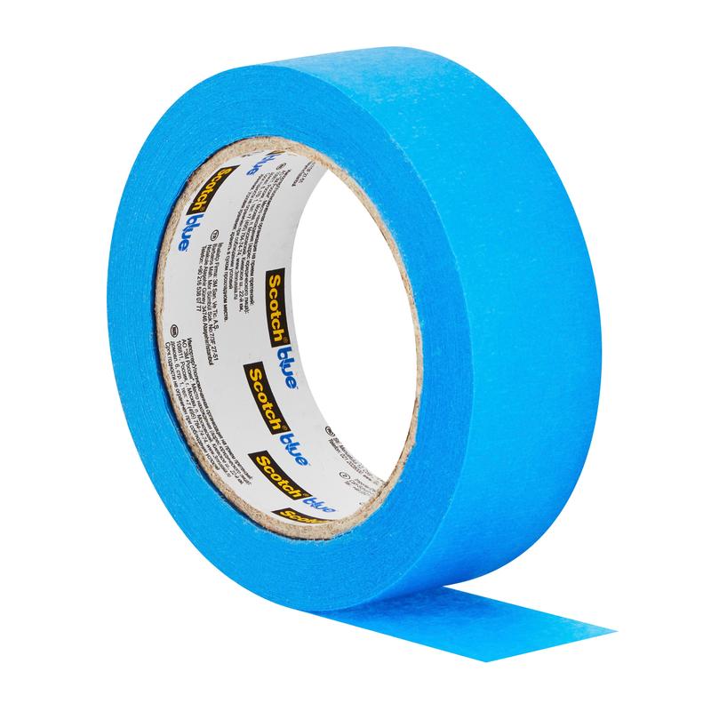 Un rouleau de ruban de masquage ScotchBlue™ "Multi-Surface" de 3M Deutschland GmbH avec une section déroulée est représenté verticalement. L'étiquette intérieure montre un logo "ScotchBlue" noir et jaune sur fond blanc.