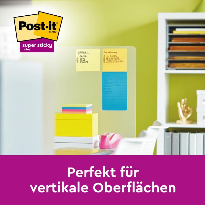 Dans un bureau, un mur de verre est couvert de notes Post-it® en grand format, jaune, ligné (101 mm x 101 mm), de 3M Deutschland GmbH. À côté se trouve un bureau avec des dossiers et du matériel. Le texte indique : "Parfait pour les surfaces verticales."