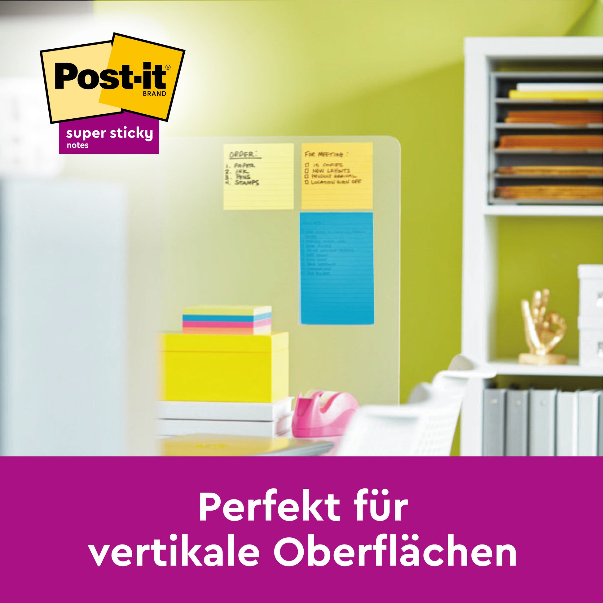 Ein schwarzer Post-it® Z-Notes Dispenser XL von 3M Deutschland GmbH mit großen, linierten, gelben Super Sticky Z-Notes (101mm x 101mm, 90 Blatt/Block) wird auf einer Glastafel gezeigt. Deutscher Text: "Perfekt für vertikale Oberflächen.