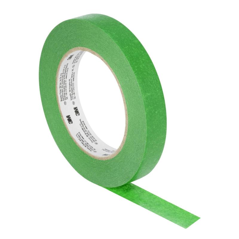 Rouleau de ruban adhésif vert à la surface mate, dont un morceau a été déroulé, représenté en isolé sur un fond clair.