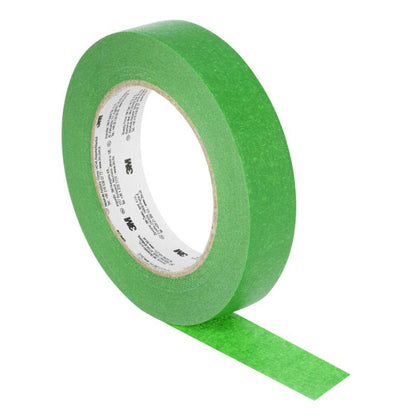 Rouleau de ruban adhésif vert à la surface mate, dont un morceau a été déroulé, représenté en isolé sur un fond clair.