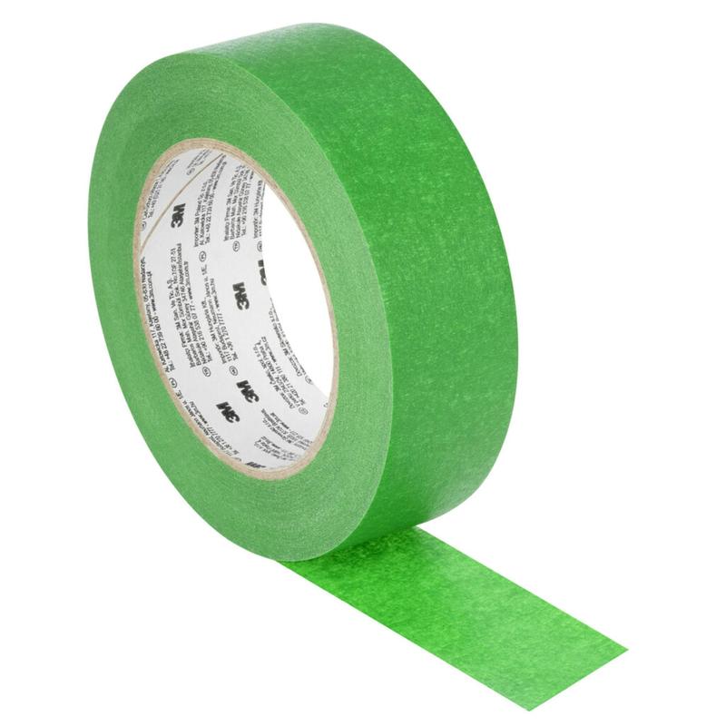 Rouleau de ruban adhésif vert à la surface mate, dont un morceau a été déroulé, représenté en isolé sur un fond clair.
