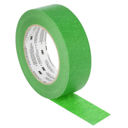Rouleau de ruban adhésif vert à la surface mate, dont un morceau a été déroulé, représenté en isolé sur un fond clair.