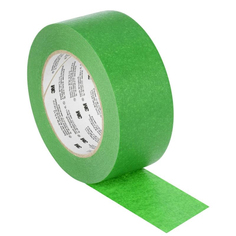 Rouleau de ruban adhésif vert à la surface mate, dont un morceau a été déroulé, représenté en isolé sur un fond clair.