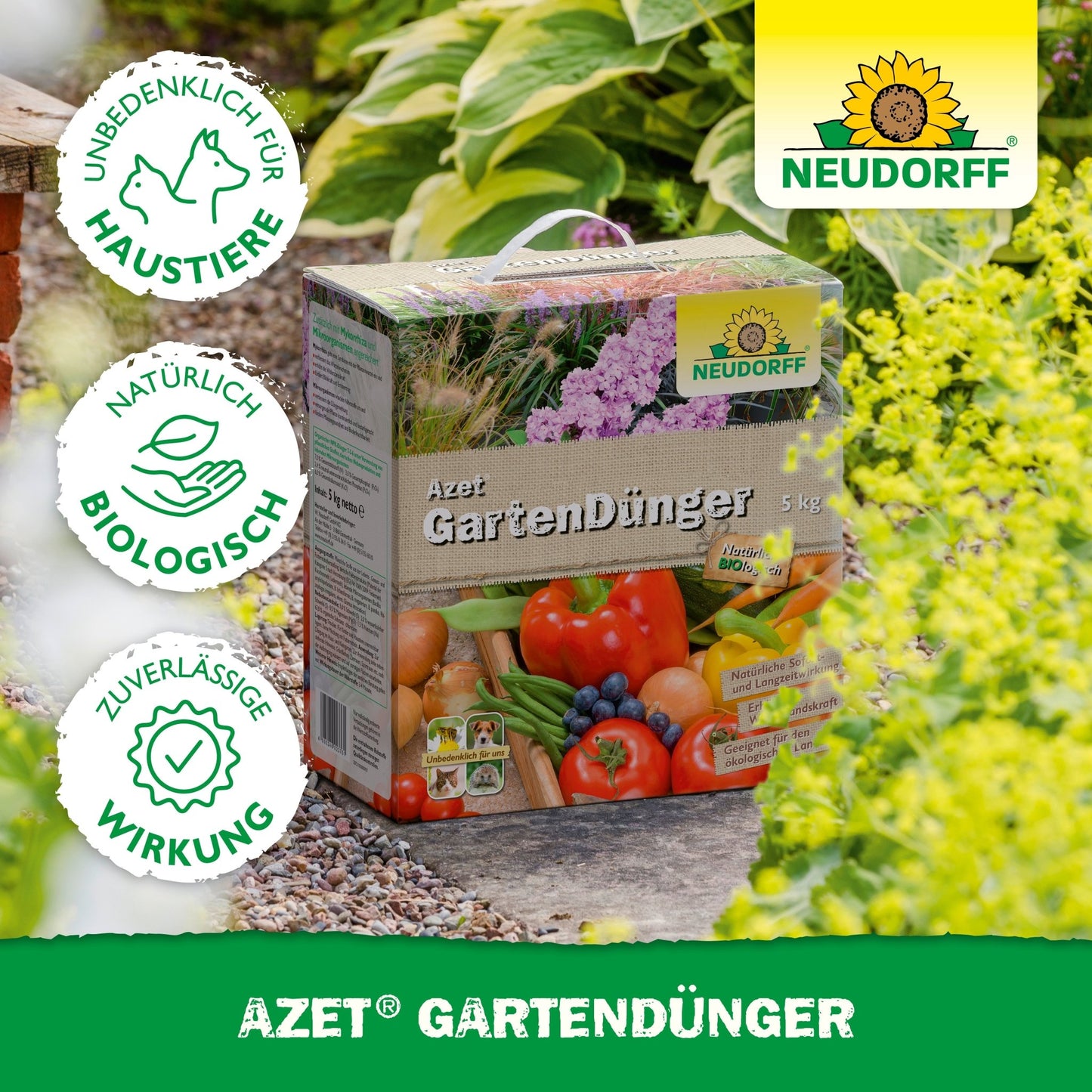 Une boîte d'engrais de jardin Azet du Neudorff Shop est posée sur un chemin de jardin parmi des plantes luxuriantes et montre des images de légumes, de fruits et des symboles pour la sécurité des animaux de compagnie, l'origine biologique et l'efficacité fiable.