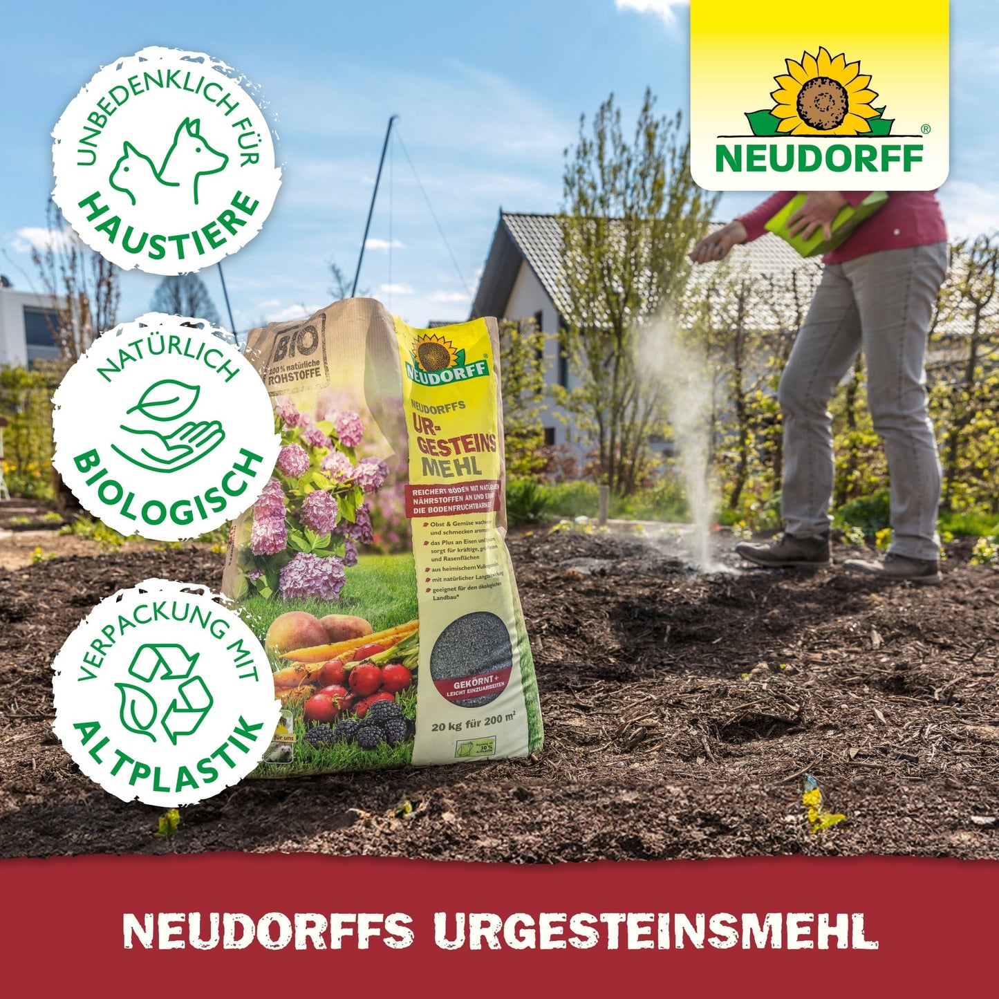 Une personne saupoudre de la farine de roche de Neudorff d'un sac jaune du magasin Neudorff sur un parterre de jardin. L'image montre des symboles pour des emballages sûrs pour les animaux de compagnie, biologiques et respectueux de l'environnement. Le logo Neudorff apparaît dans le coin supérieur droit.