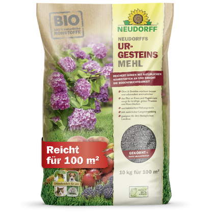 Un sac de 10 kg de farine de roche de Neudorff du magasin Neudorff, étiqueté pour 100 m², avec des motifs d'hortensias et de baies, fournit des nutriments naturels pour augmenter la fertilité du sol et améliorer la qualité du sol.