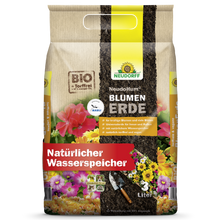 Ein 3-Liter-Beutel NeudoHum BlumenErde von Neudorff Shop mit Blumenbildern, Kelle und Erde auf torffreier Bio-Pflanzsubstrat-Verpackung; dient als natürlicher Wasserspeicher für Gartenpflanzen.