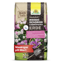 Un sac de 20 litres de terreau NeudoHum Rhododendron & Hortensien de Neudorff Shop montre des images d'hortensias et de rhododendrons et favorise une croissance optimale des plantes grâce à son faible pH.