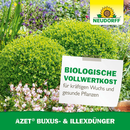 Dans un jardin luxuriant, deux buis taillés se tiennent parmi des fleurs violettes et roses. Un panneau indique : "Alimentation biologique complète pour une croissance vigoureuse & des plantes saines". Neudorff Shop Azet Buxus- & IlexDünger soutient des houx sains. Logo Neudorff en haut à droite.