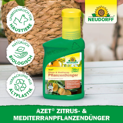 Une bouteille verte de Neudorff Shop Azet Engrais pour Plantes Méditerranéennes et Agrumes pour plantes en pot méditerranéennes est posée sur une table, avec une étiquette visible et des symboles environnants indiquant la sécurité des animaux de compagnie, des ingrédients naturels et un emballage recyclé.
