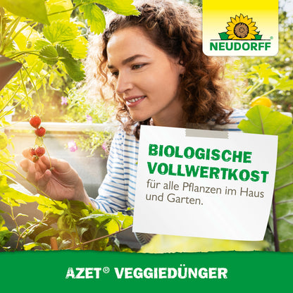 Eine Frau in einem Garten inspiziert und pflückt kleine rote Beeren. Das Bild zeigt das Logo des Neudorff Shops und wirbt für Azet VeggieDünger, einen organischen Pflanzendünger für Haus- und Gartenpflanzen.
