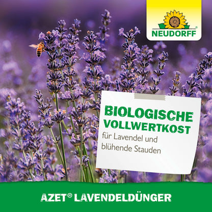 Une abeille plane au-dessus des fleurs de lavande bleu-violet, un arbuste tolérant à la sécheresse. Sur un panneau est écrit : "Nourriture complète bio pour lavande et vivaces fleuries". Visible : logo Neudorff Shop et Azet LavendelDünger.