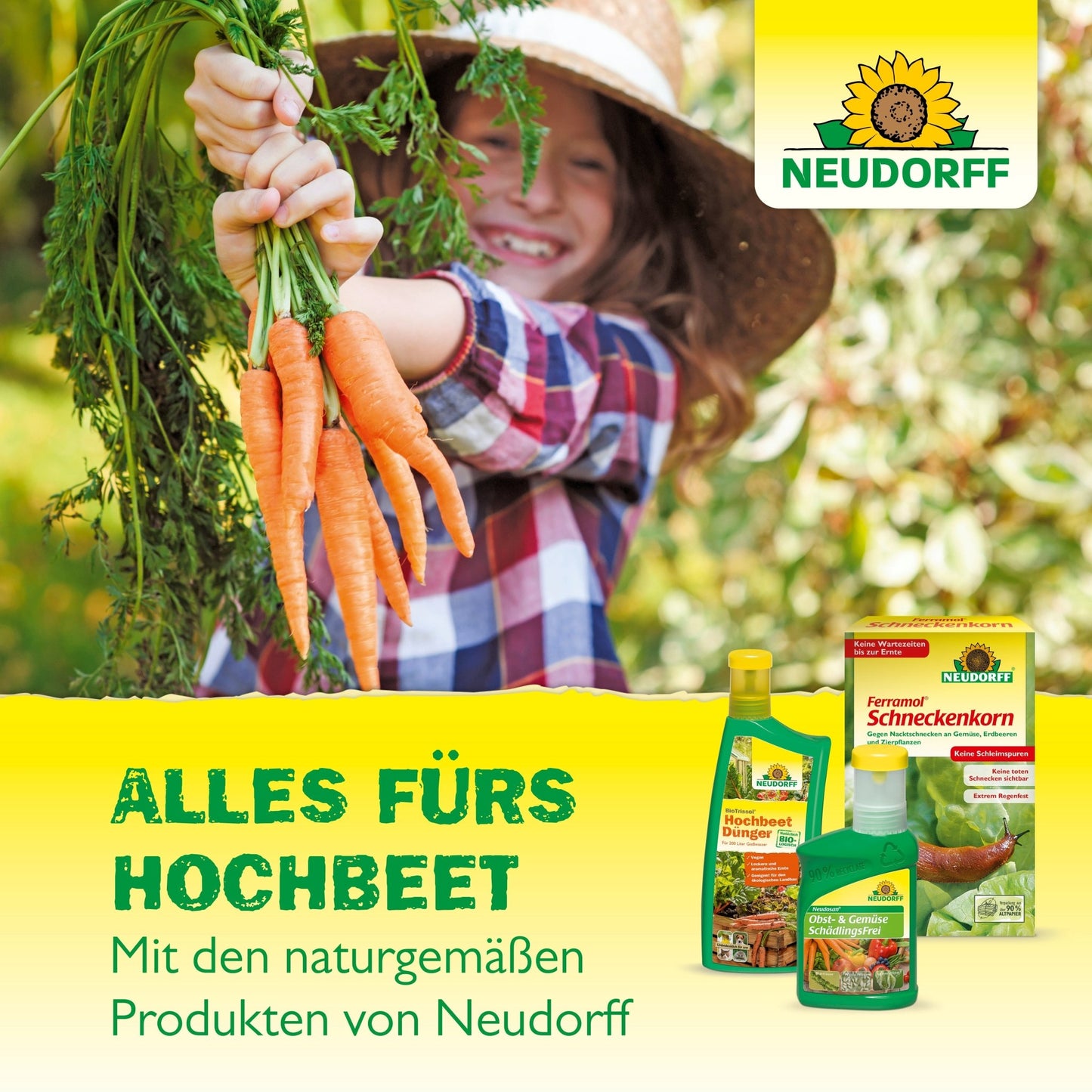Un enfant souriant avec un chapeau tient des carottes fraîches - parfait pour le potager surélevé ! Au premier plan : Neudorff Shop Azet Engrais pour potager et légumes avec une inscription en allemand, idéal pour les légumes, les herbes et une fertilisation naturelle et organique.