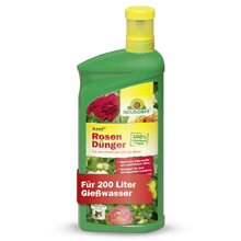 Une bouteille en plastique verte d'Azet RosenDünger liquide de Neudorff Shop, un engrais liquide pour roses. L'étiquette montre des roses et des détails sur le produit, indiquant qu'il produit 200 litres de solution d'arrosage pour un soin optimal des roses.