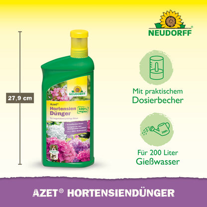 Eine 27,9 cm große grüne Flasche Neudorff Shop Azet HortensienDünger flüssig mit gelbem Deckel, praktischem Messbecher und Etikett mit rosa Hortensien; genug, um 200 Liter Düngerlösung zu mischen.