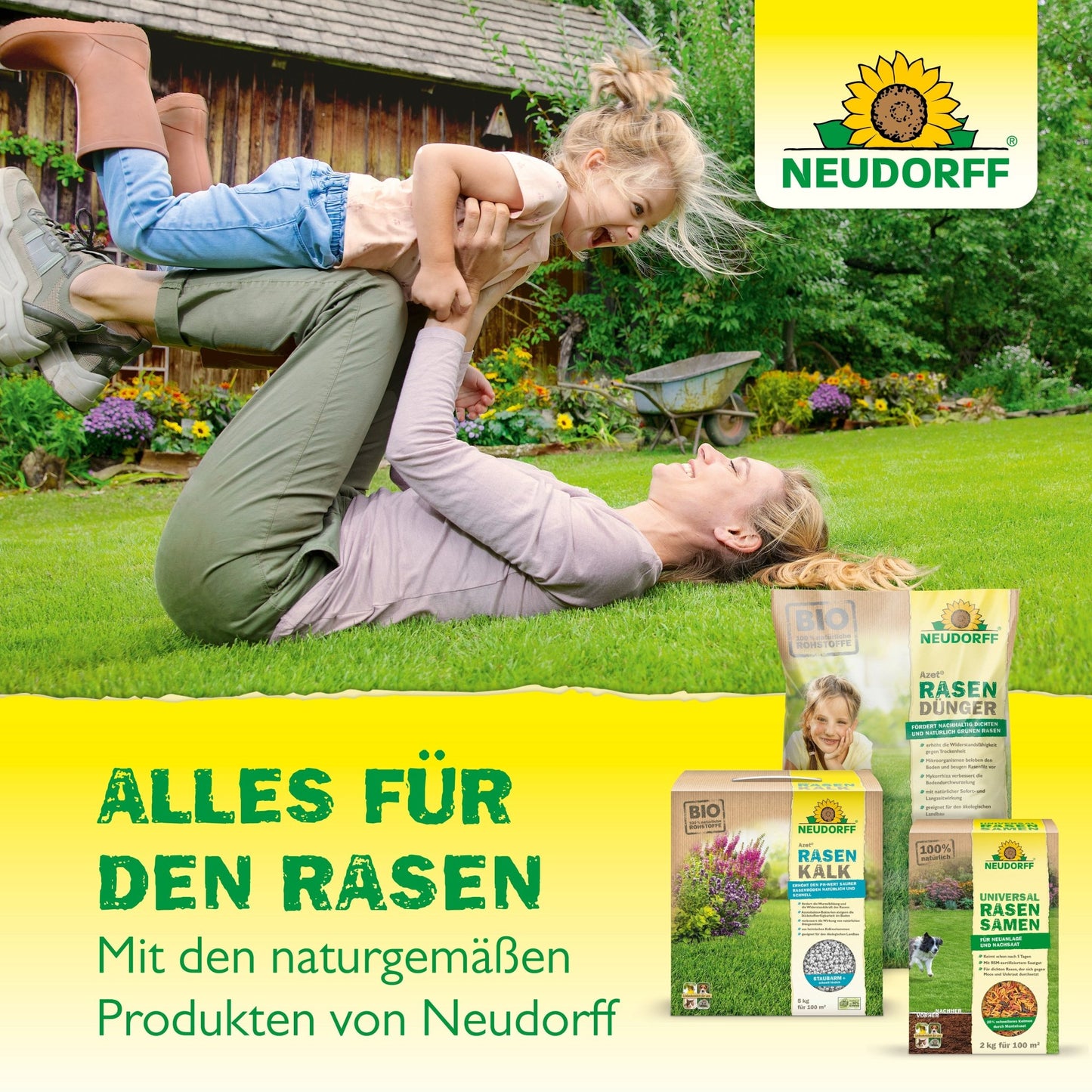 Une femme soulève une fillette sur une pelouse verte. Azet RasenGrün de Neudorff Shop assure une pelouse d'un vert intense en 4 jours et prévient les taches jaunes. Texte en allemand : "Tout pour la pelouse. Avec les produits naturels de Neudorff."