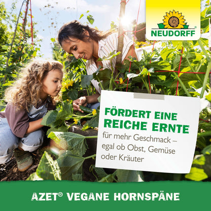 Un adulte et un enfant jardinent entre des plantes vertes. Un panneau avec du texte en allemand fait la promotion d'Azet Vegane Hornspäne de Neudorff Shop pour des récoltes abondantes de fruits, légumes ou herbes. Le logo Neudorff se trouve dans le coin supérieur droit.