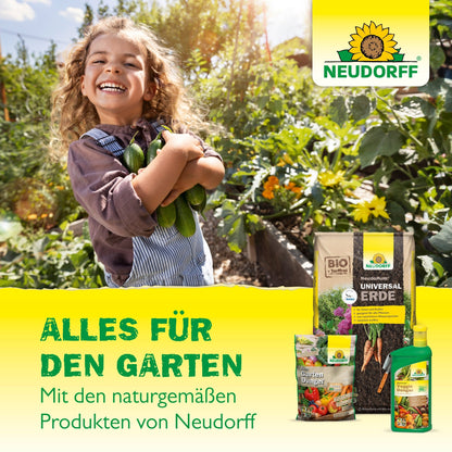 Un enfant souriant avec des concombres à la main se tient dans un potager. Au premier plan, on voit Azet Vegane Hornspäne de Neudorff Shop pour une croissance vigoureuse des plantes. Le logo Neudorff est en haut à droite. Le texte fait la promotion des produits de jardin.