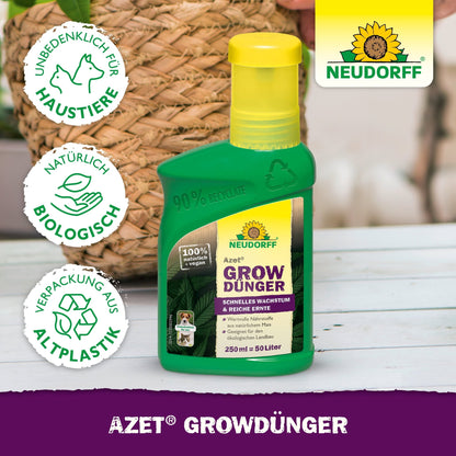 Une bouteille verte Azet GrowEngrais de Neudorff Shop repose sur une surface en bois blanc, sur laquelle sont illustrés des symboles pour la protection de l'environnement et des animaux. L'étiquette vante des ingrédients naturels, biologiques et un emballage en plastique recyclé.