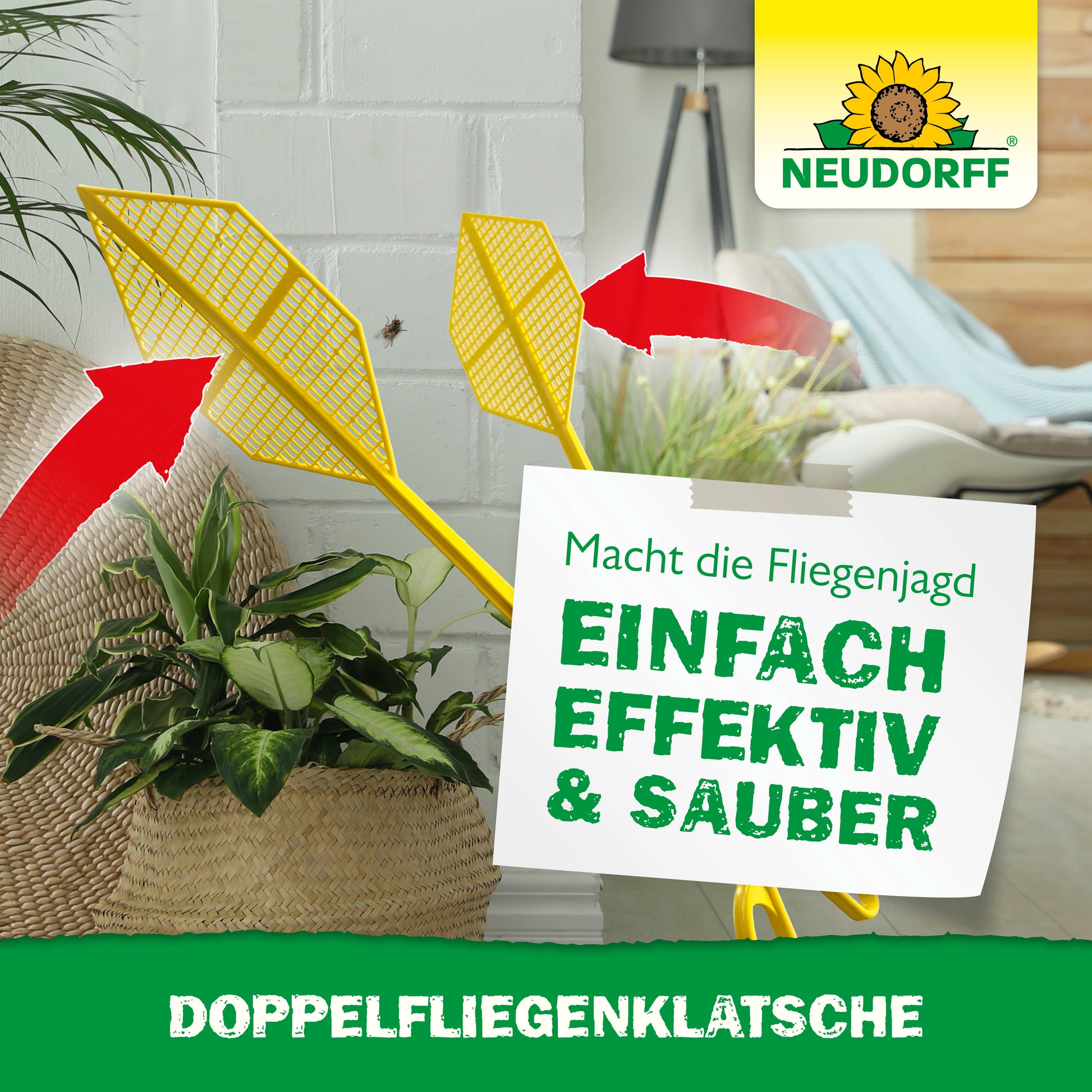 Zwei gelbe Doppelfliegenklatschen von Neudorff Shop mit roten Pfeilen sind in einem Innenraum neben einer Pflanze ausgestellt. Auf einem deutschen Schild steht: "Einfach, effektiv & sauber, Fliegen fangen ohne Flecken", darüber das Markenlogo.