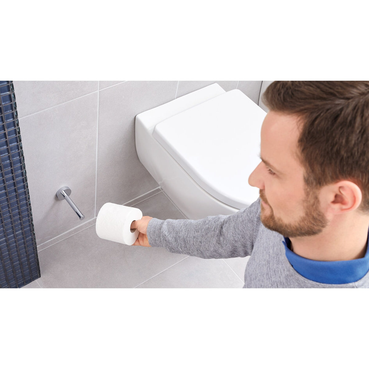 Support de rouleau de rechange tesa Exxcellent, en métal chromé, avec solution adhésive – Utilisation