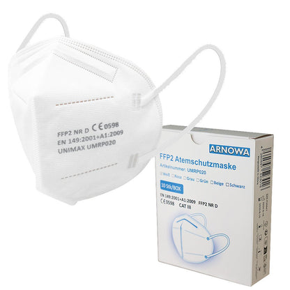 Un masque ARNOMED FFP2 blanc sans valve de la société ARNOWA GmbH est placé à côté de sa boîte (10 pièces), sur laquelle le modèle du produit, la certification et une illustration du demi-masque filtrant les particules sont visibles.