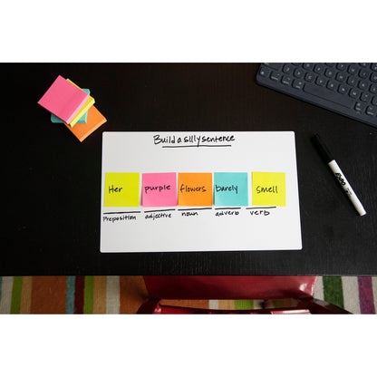 Ein Post-it® Notizblock (76mm x 127mm, 100 Blatt, 100% PEFC) von 3M Deutschland GmbH liegt auf einem schwarzen Schreibtisch mit Notizen, die mit Präposition, Adjektiv, Substantiv, Adverb und Verb beschriftet sind; ebenfalls abgebildet sind ein Marker und eine Tastatur.