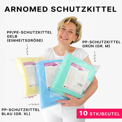 Une femme sourit en tenant trois blouses de protection jetables ARNOMED PROTECT de ARNOWA GmbH dans les couleurs jaune, bleu et vert - blouses en PP non-tissé jetables de différentes tailles, étiquetées avec 10 pièces par paquet.