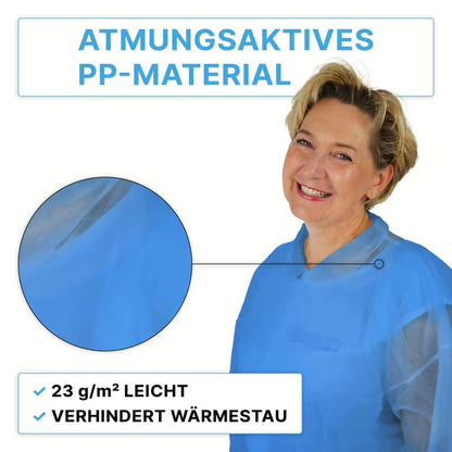 Une femme souriante porte le manteau de visite jetable ARNOMED PROTECT PP-BESUCHERKITTEL BLUE avec boutons-pression de la société ARNOWA GmbH. Caractéristiques mises en avant : matériau PP respirant, léger de 23 g/m², empêche l'accumulation de chaleur. L'encart montre le matériau en gros plan.