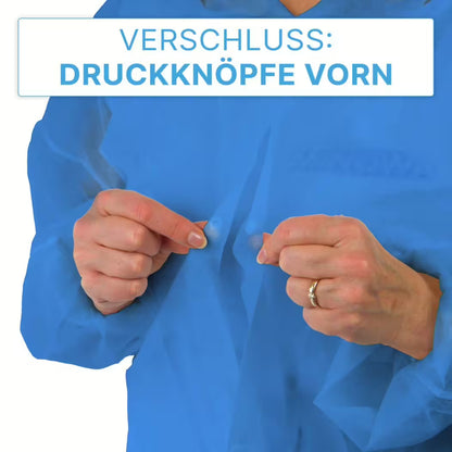 Une personne fixe les boutons-pression sur le devant d'un manteau de visite jetable ARNOMED PROTECT PP-BESUCHERKITTEL BLUE avec boutons-pression de la société ARNOWA GmbH. Texte allemand en haut : "FERMETURE : BOUTONS-PRESSION DEVANT" ("Fermeture : boutons-pression devant").