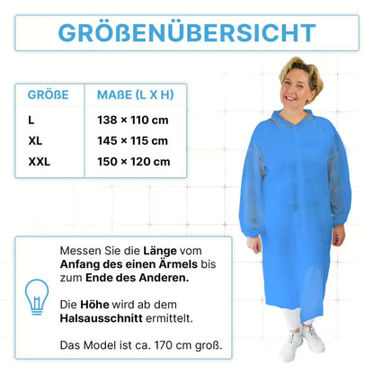 Une femme dans un manteau de visite jetable ARNOMED PROTECT PP-BESUCHERKITTEL BLUE de la société ARNOWA GmbH se tient à côté d'un tableau des tailles (L, XL, XXL) avec instructions de mesure. La taille du modèle est d'environ 170 cm.