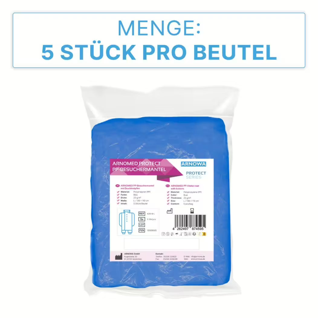 Un sac en plastique transparent contient cinq manteaux de visite jetables ARNOMED PROTECT PP-BESUCHERKITTEL BLUE avec boutons-pression de la société ARNOWA GmbH. Le sac est muni d'une information produit et d'un code-barres. Au-dessus de l'image : "Quantité : 5 pièces par sac.