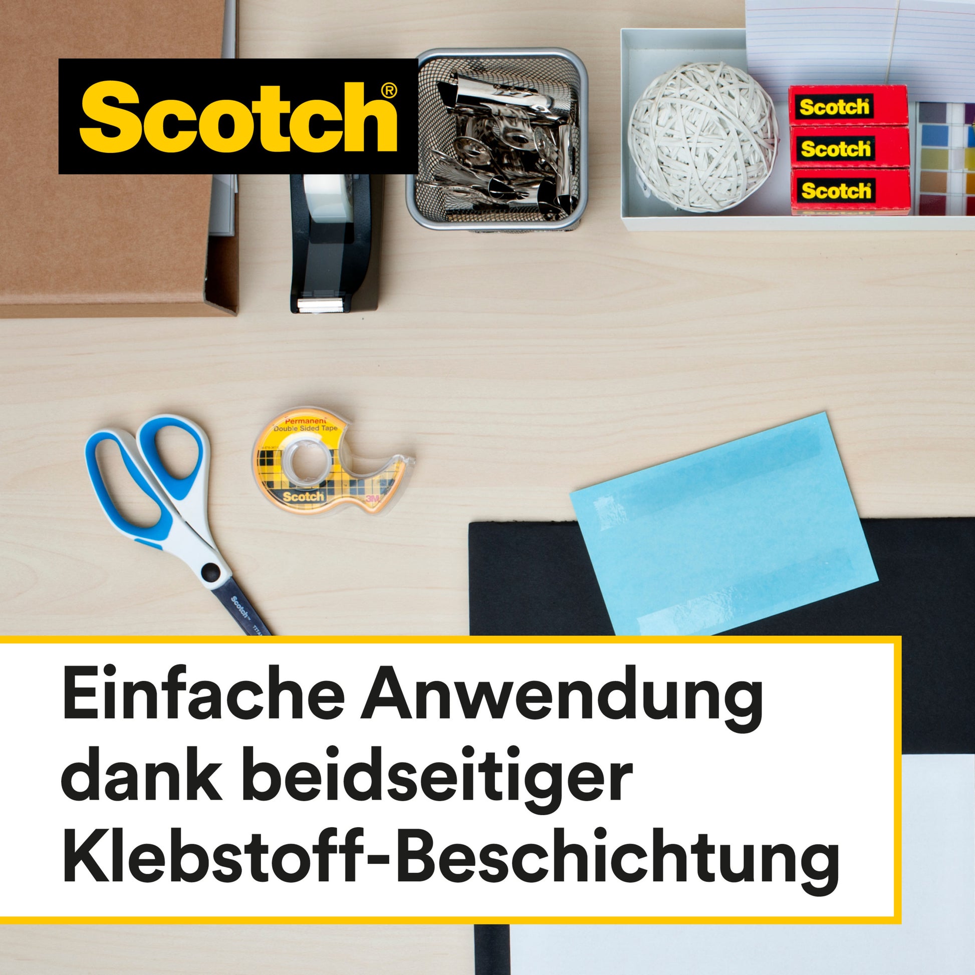 Auf einem Schreibtisch liegen Büromaterialien, darunter Scheren, Büroklammern, Haftnotizen und Schachteln mit Scotch® doppelseitigem Klebeband (19 mm x 33 m) von 3M Deutschland GmbH. Der deutsche Text beschreibt die doppelseitige Klebebeschichtung.