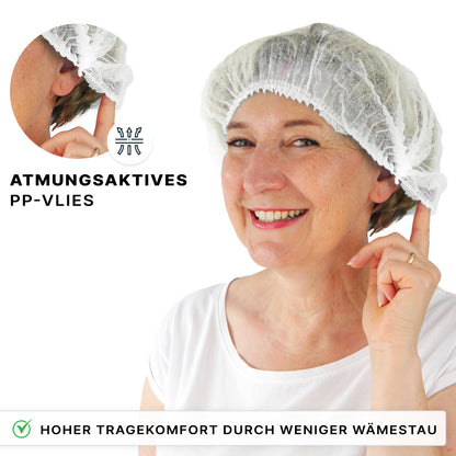 Lächelnde ältere Frau trägt die ARNOMED COVER PP-KLIPPHAUBE XL (55cm, ARNOWA GmbH). Der deutsche Text hebt das atmungsaktive PP-Vlies für höchste Hygiene und Komfort bei minimalem Wärmestau hervor.