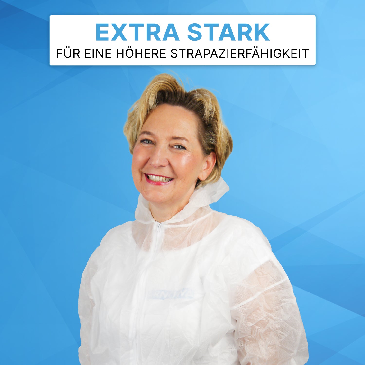 Eine lächelnde Frau trägt den weißen ARNOMED COVER PP-OVERALL XTRA STRONG der ARNOWA GmbH vor einem blauen geometrischen Hintergrund. Über ihr steht auf einem Schild "EXTRA STARK FÜR EINE HÖHERE STRAPAZIERFÄHIGKEIT" in deutscher Sprache.