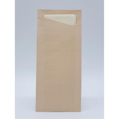 Ein einzelnes Sacchetto Zelltuch 190 x 85 mm der Duni GmbH steht aufrecht mit einer gefalteten Serviette, die teilweise sichtbar aus der oberen Tasche herausragt, vor einem schlichten hellen Hintergrund.